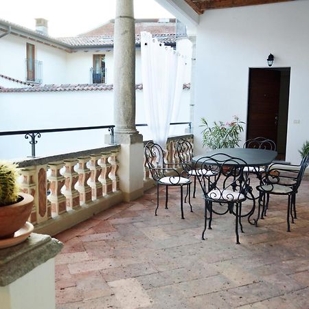 Villa Maghetti - modernized flat in historic palazzo in the center of Luino Esterno foto