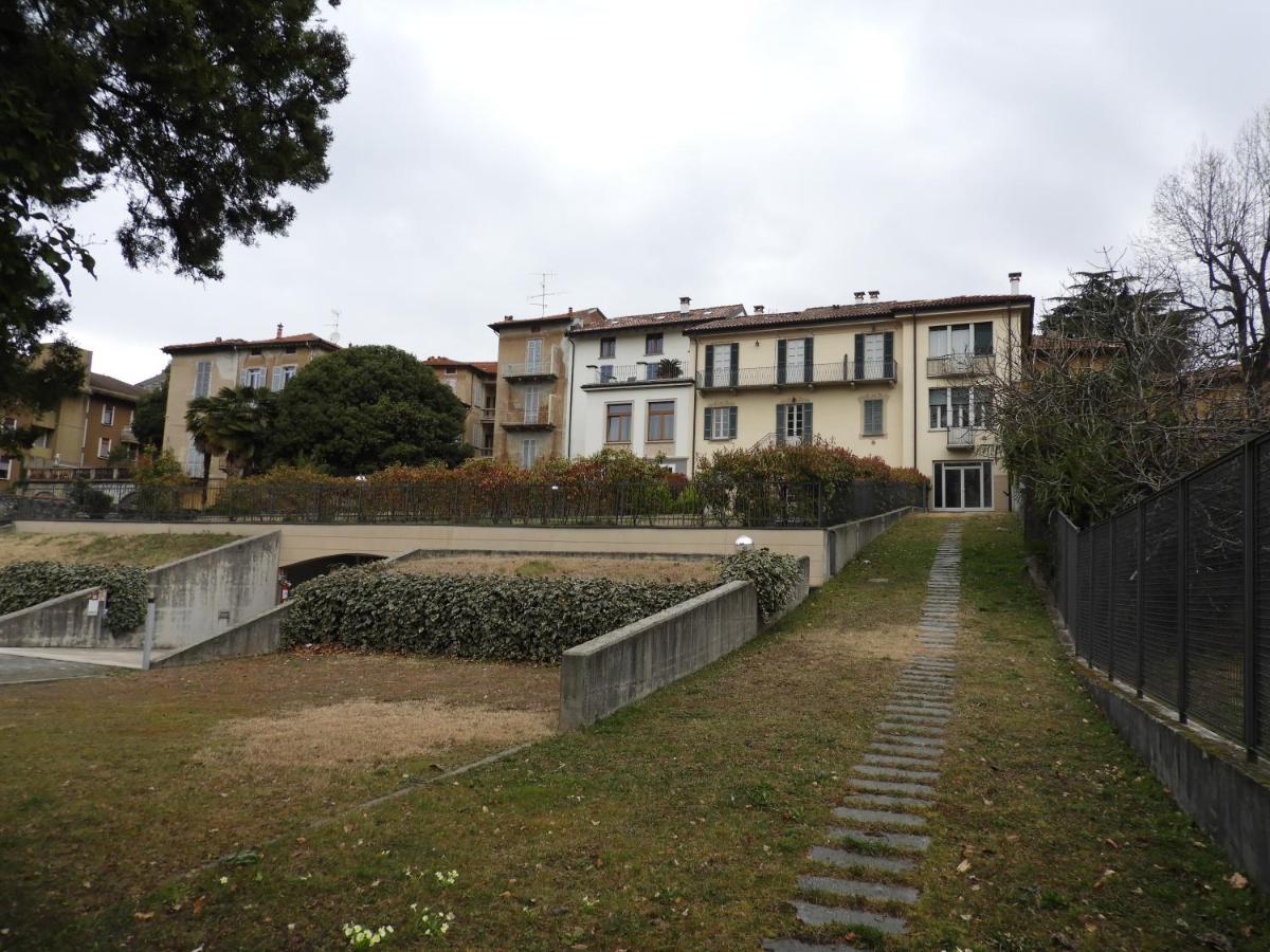 Villa Maghetti - modernized flat in historic palazzo in the center of Luino Esterno foto