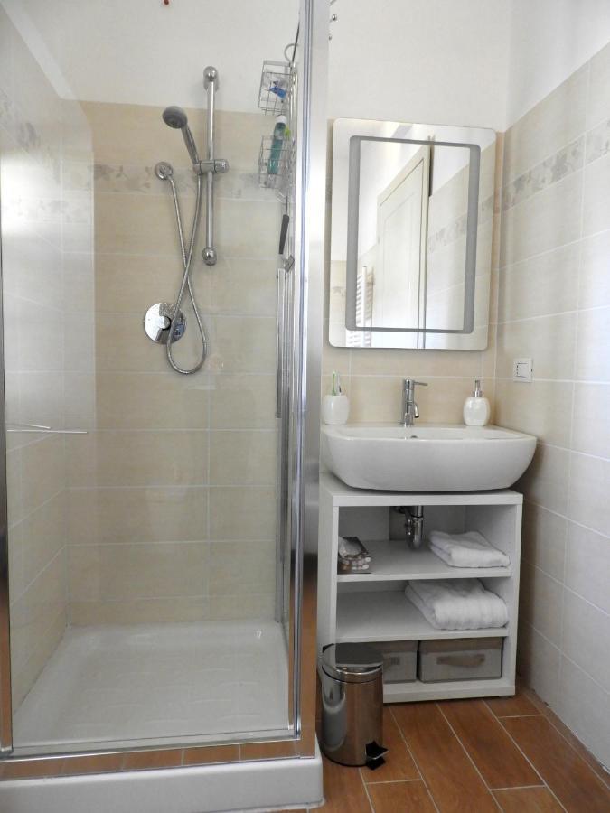 Villa Maghetti - modernized flat in historic palazzo in the center of Luino Esterno foto