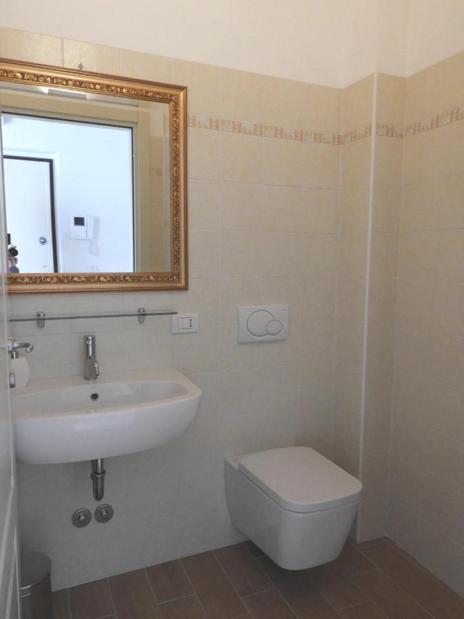 Villa Maghetti - modernized flat in historic palazzo in the center of Luino Esterno foto