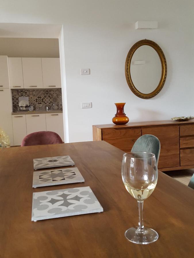 Villa Maghetti - modernized flat in historic palazzo in the center of Luino Esterno foto