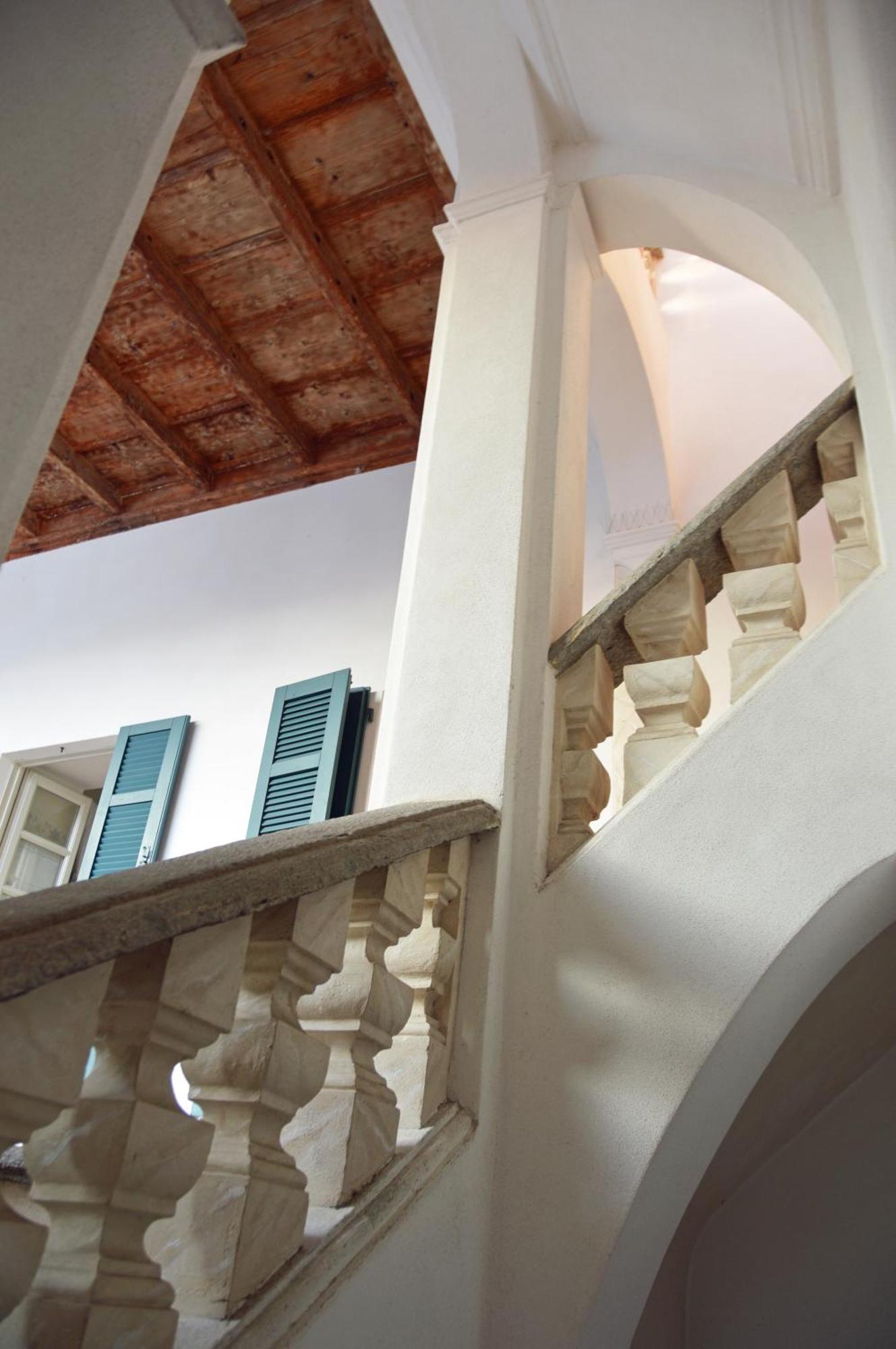 Villa Maghetti - modernized flat in historic palazzo in the center of Luino Esterno foto