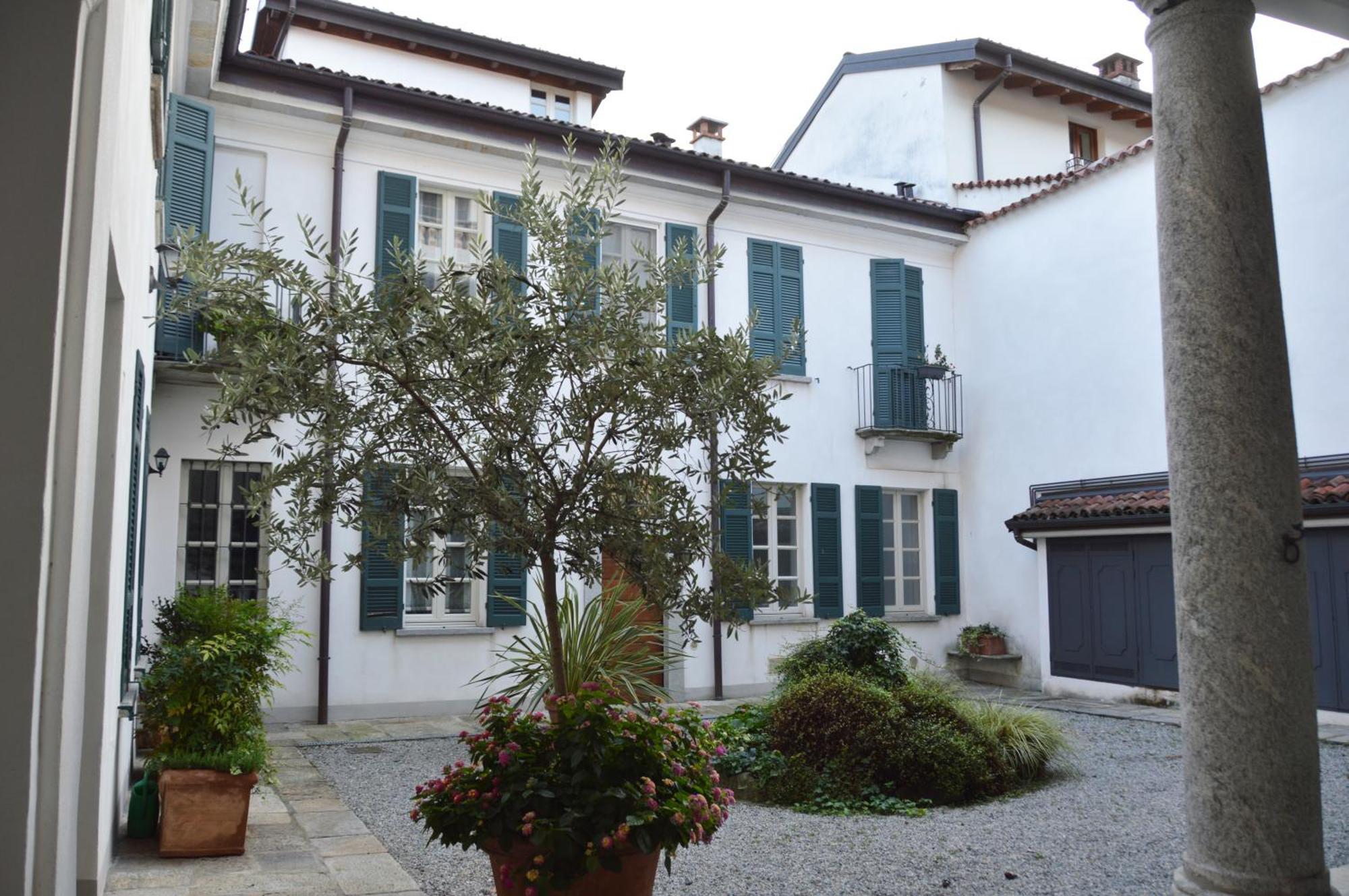 Villa Maghetti - modernized flat in historic palazzo in the center of Luino Esterno foto