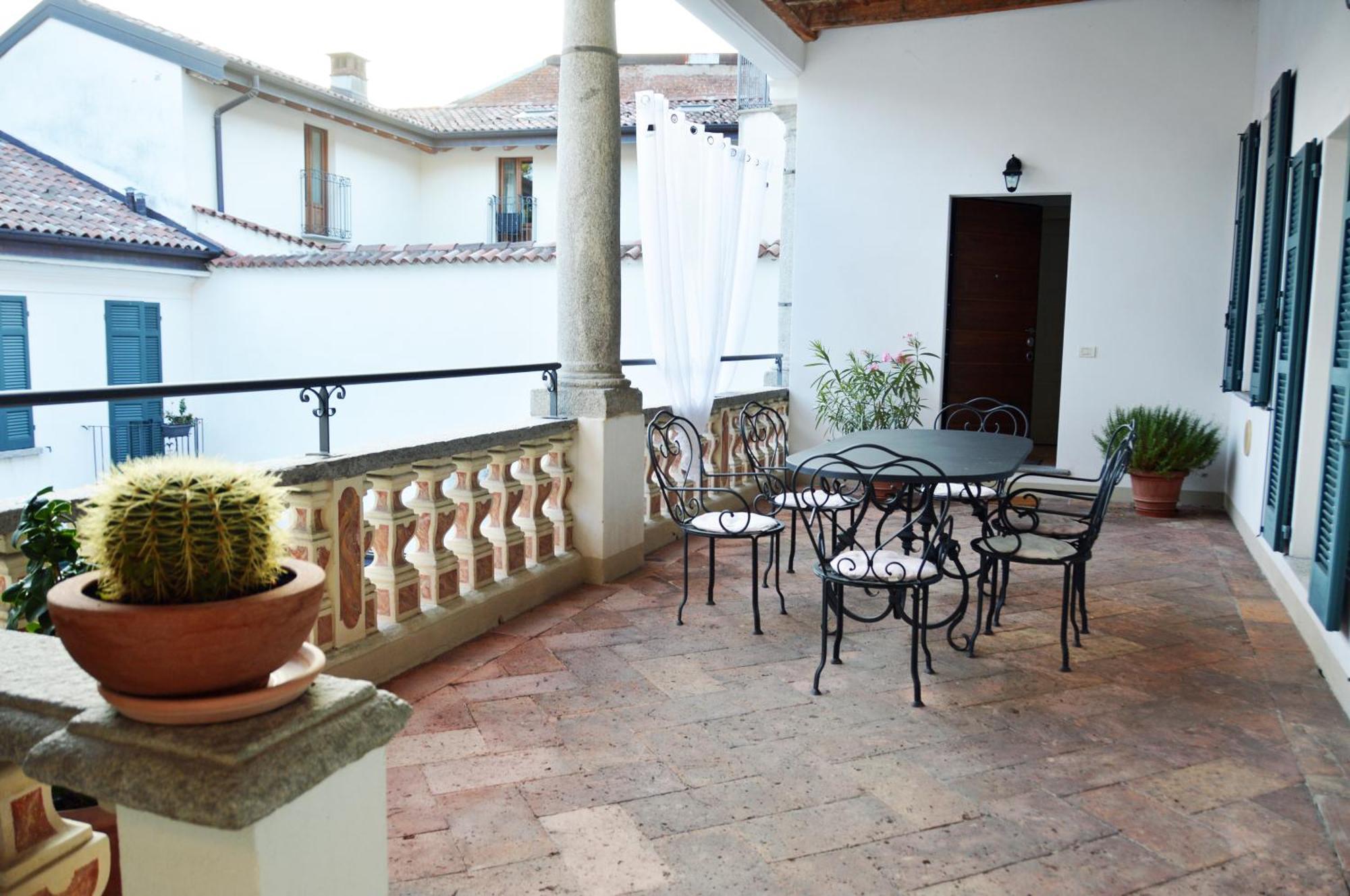 Villa Maghetti - modernized flat in historic palazzo in the center of Luino Esterno foto
